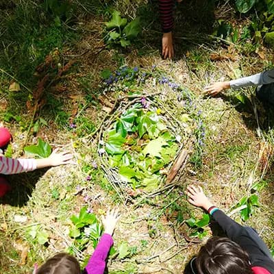 Mains autour d'une oeuvre nature